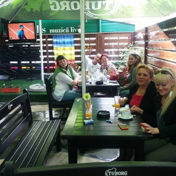 Image: photo-galleries/clienti-pe-terasa.jpg